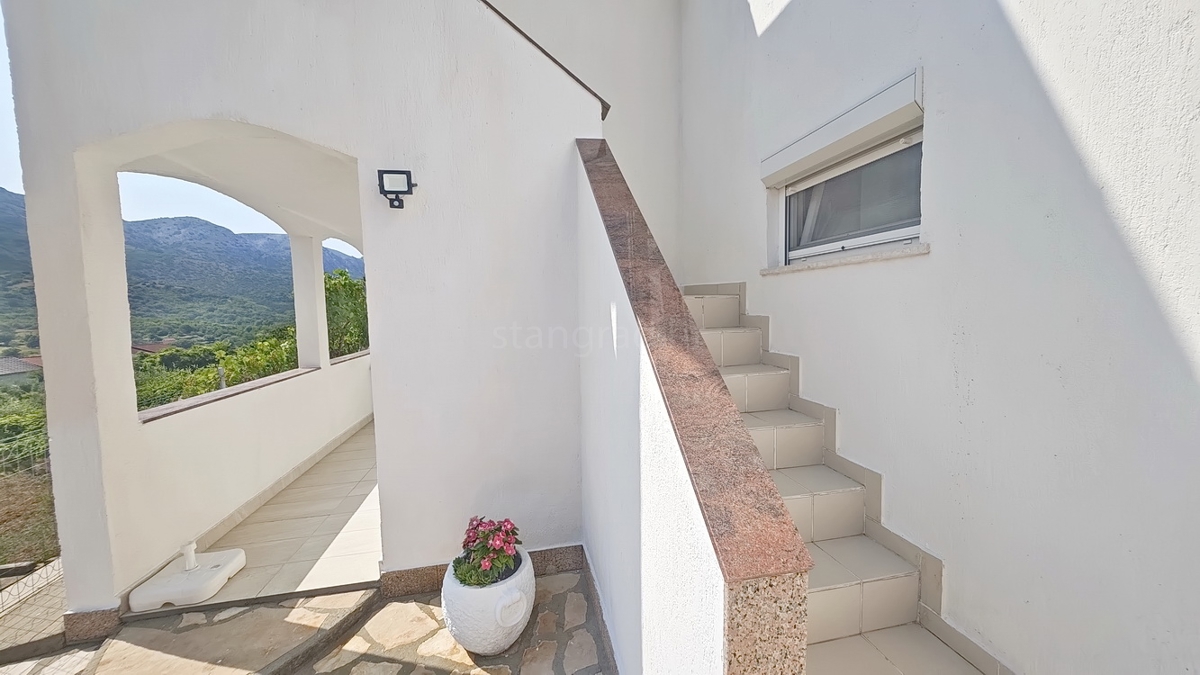 Baška, casa con 4 appartamenti in posizione tranquilla!