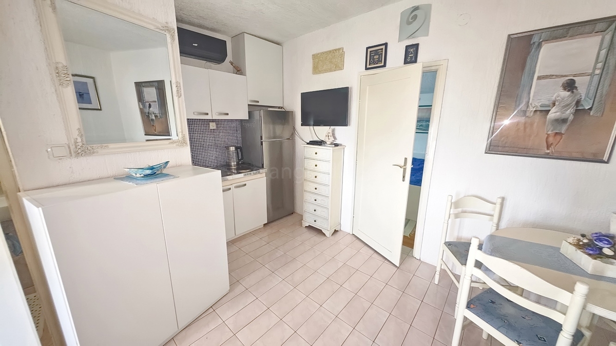 Baška, casa con 4 appartamenti in posizione tranquilla!