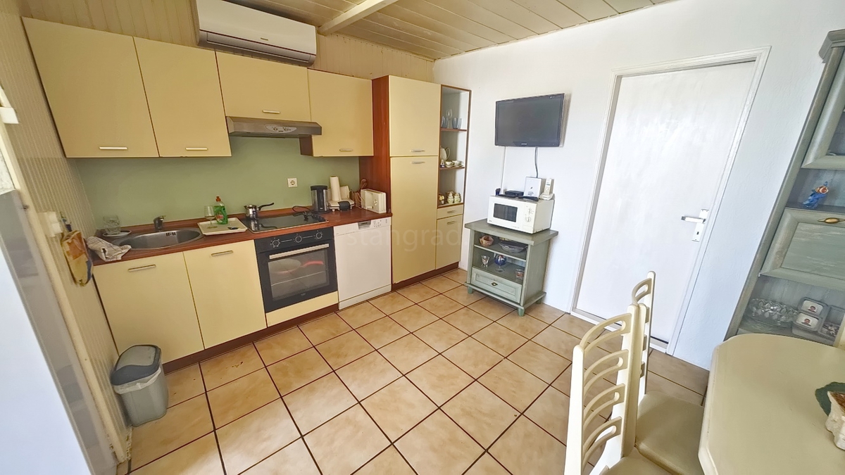 Baška, casa con 4 appartamenti in posizione tranquilla!