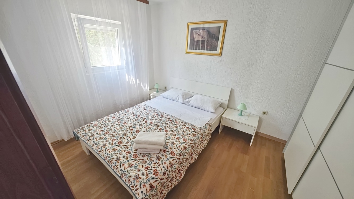 Baška, casa con 4 appartamenti in posizione tranquilla!