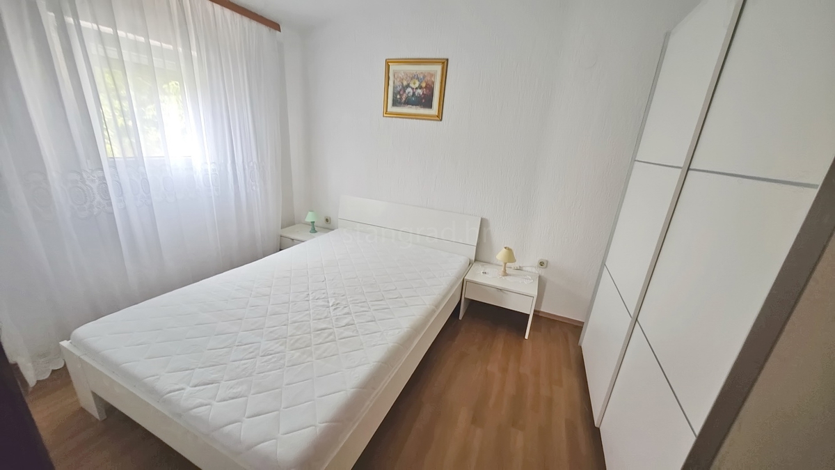 Baška, casa con 4 appartamenti in posizione tranquilla!