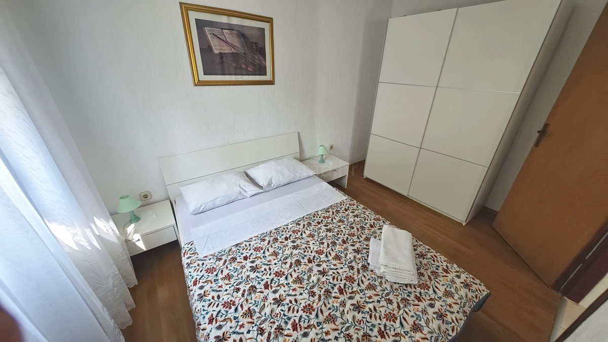 Baška, casa con 4 appartamenti in posizione tranquilla!