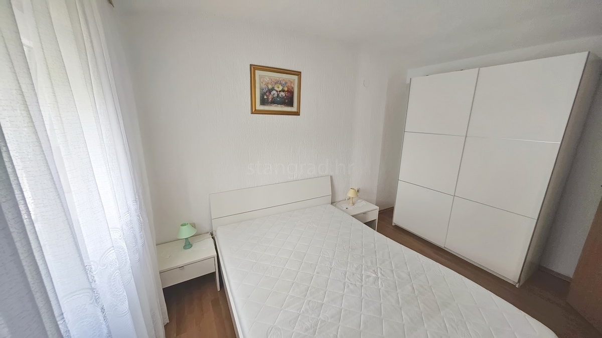 Baška, casa con 4 appartamenti in posizione tranquilla!