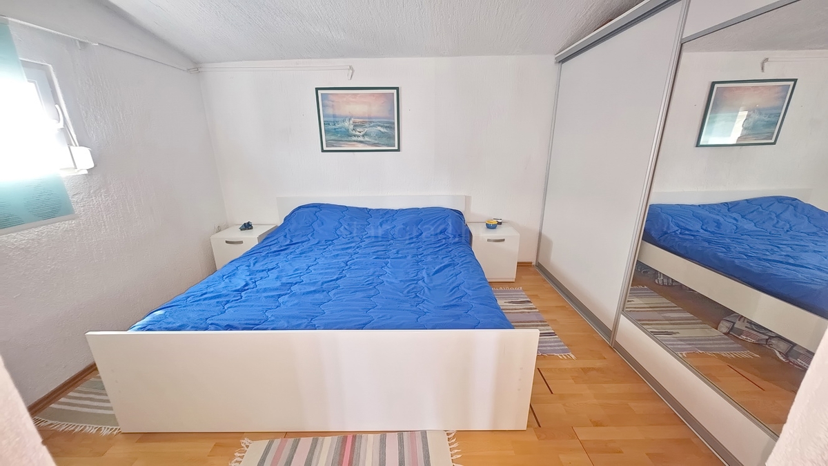 Baška, casa con 4 appartamenti in posizione tranquilla!