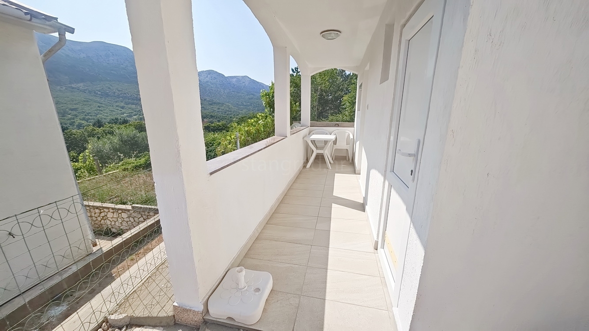 Baška, casa con 4 appartamenti in posizione tranquilla!