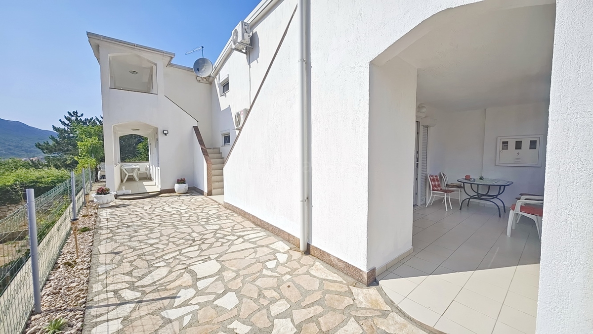 Baška, casa con 4 appartamenti in posizione tranquilla!