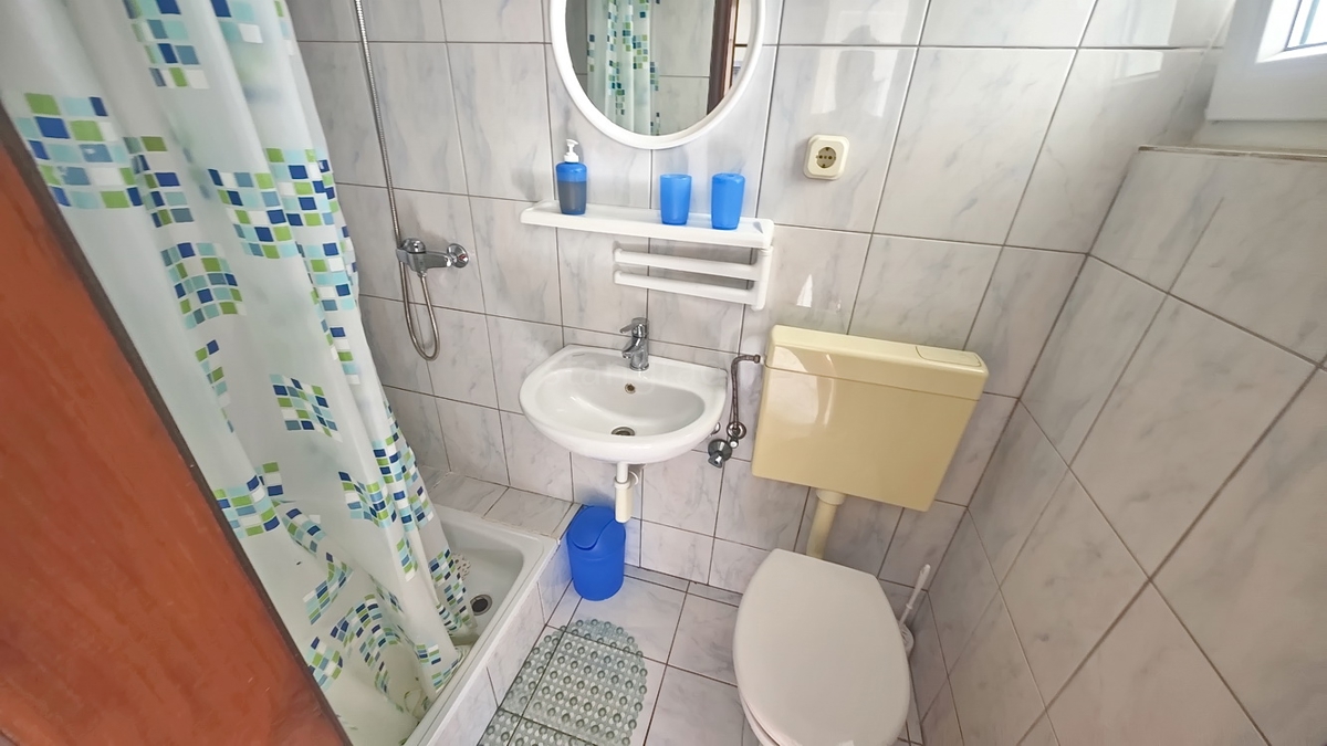 Baška, casa con 4 appartamenti in posizione tranquilla!