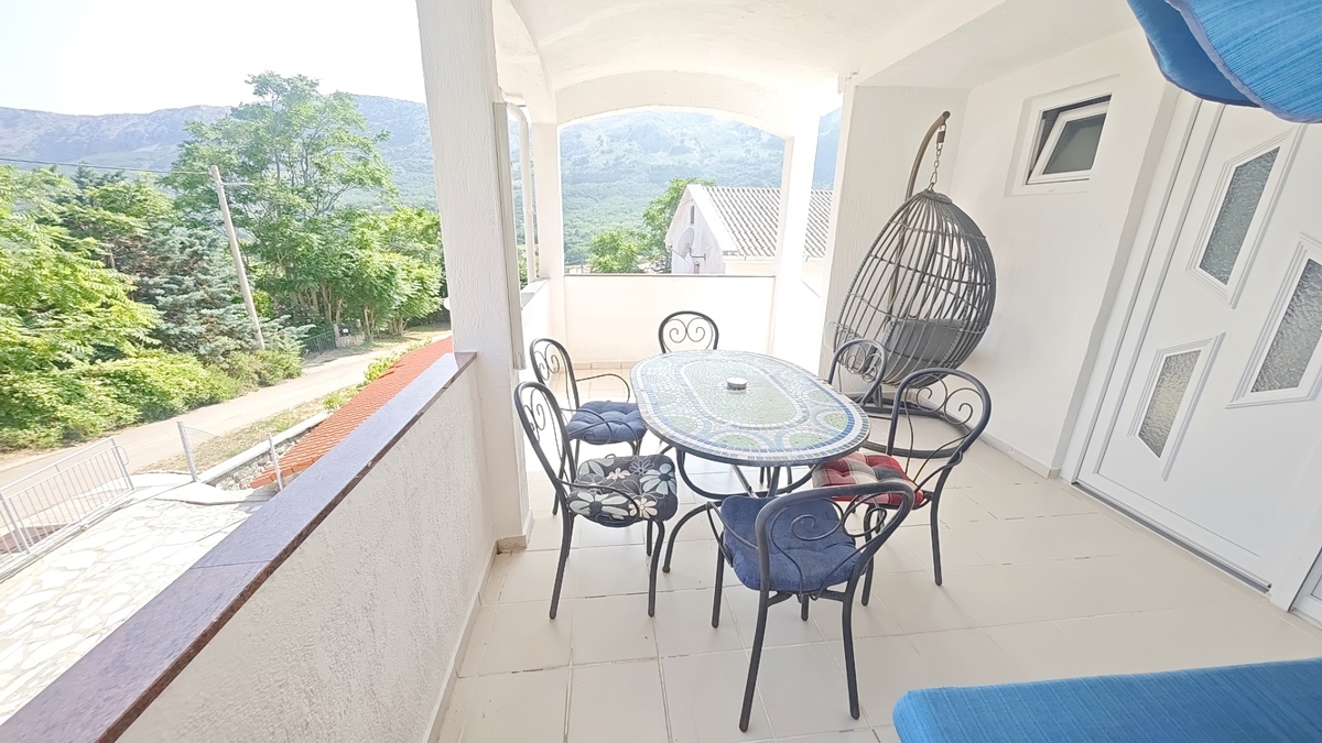 Baška, casa con 4 appartamenti in posizione tranquilla!