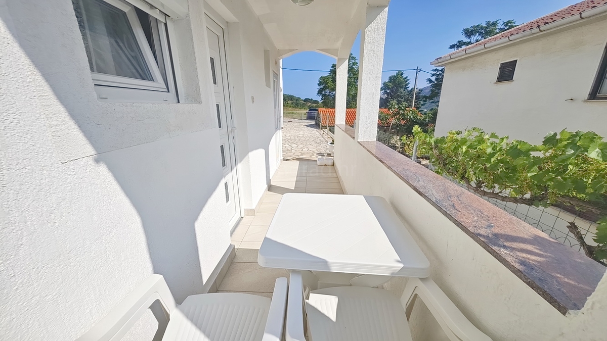 Baška, casa con 4 appartamenti in posizione tranquilla!