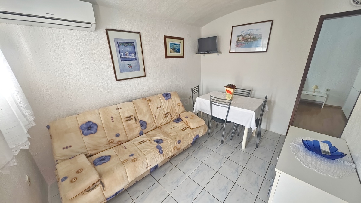 Baška, casa con 4 appartamenti in posizione tranquilla!