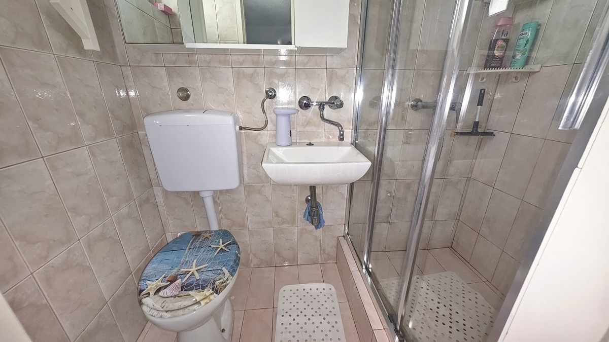 Baška, casa con 4 appartamenti in posizione tranquilla!