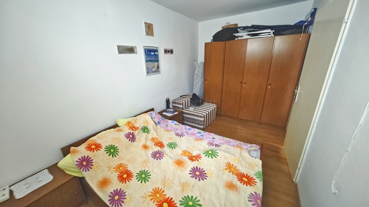 Baška, casa con 4 appartamenti in posizione tranquilla!