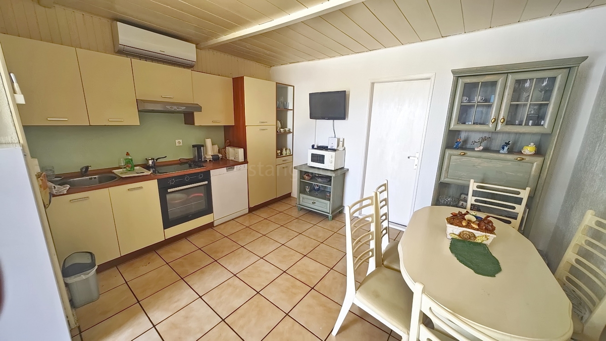 Baška, casa con 4 appartamenti in posizione tranquilla!