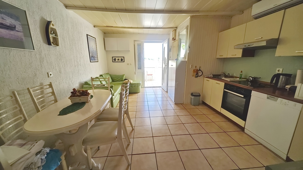 Baška, casa con 4 appartamenti in posizione tranquilla!