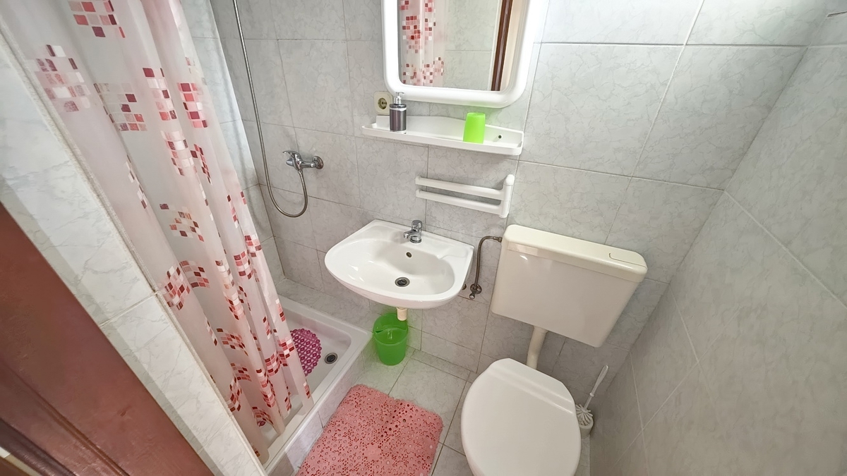 Baška, casa con 4 appartamenti in posizione tranquilla!