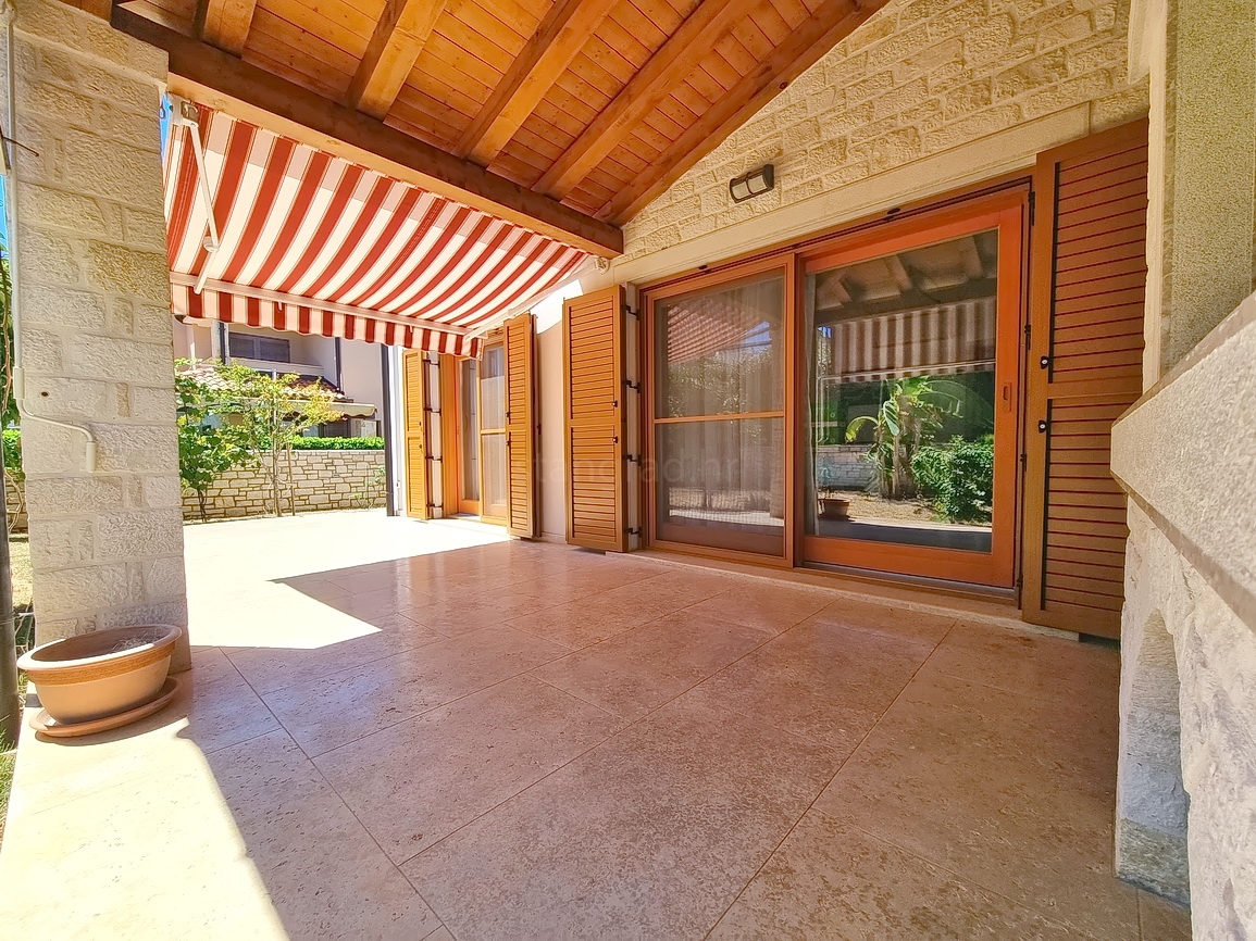 Malinska, casa bifamiliare arredata con giardino paesaggistico