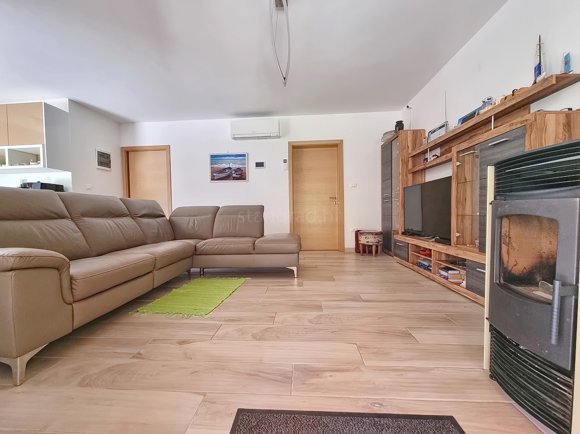 Malinska, casa bifamiliare arredata con giardino paesaggistico