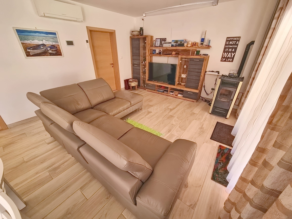 Malinska, casa bifamiliare arredata con giardino paesaggistico