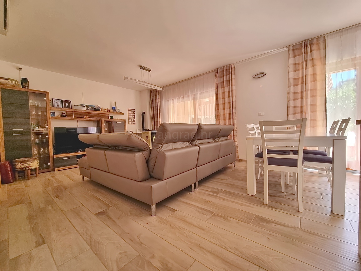 Malinska, casa bifamiliare arredata con giardino paesaggistico