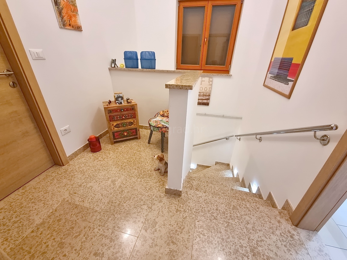 Malinska, casa bifamiliare arredata con giardino paesaggistico