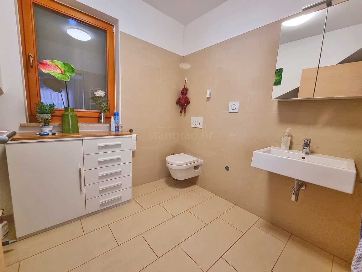 Malinska, casa bifamiliare arredata con giardino paesaggistico