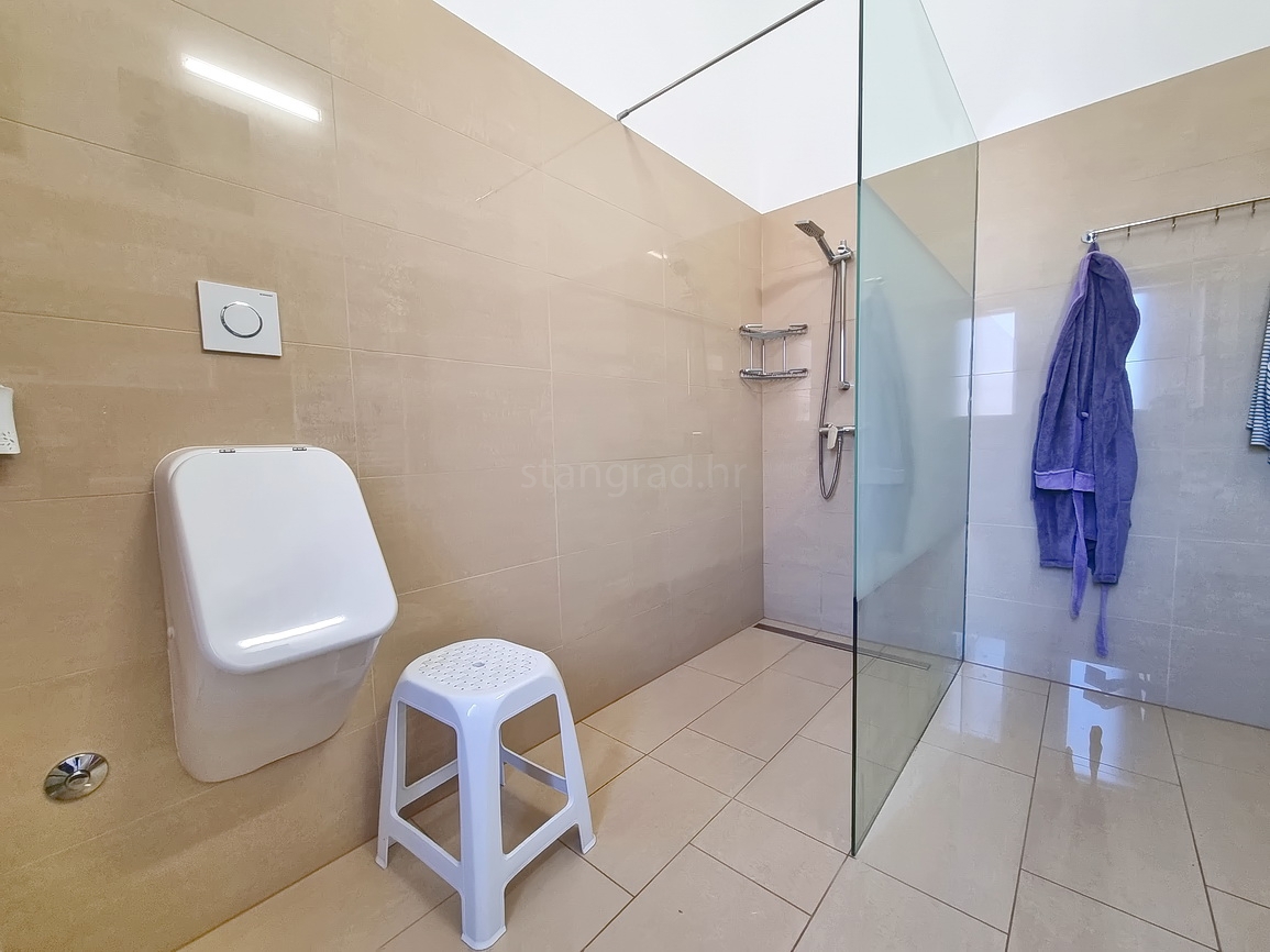 Malinska, casa bifamiliare arredata con giardino paesaggistico