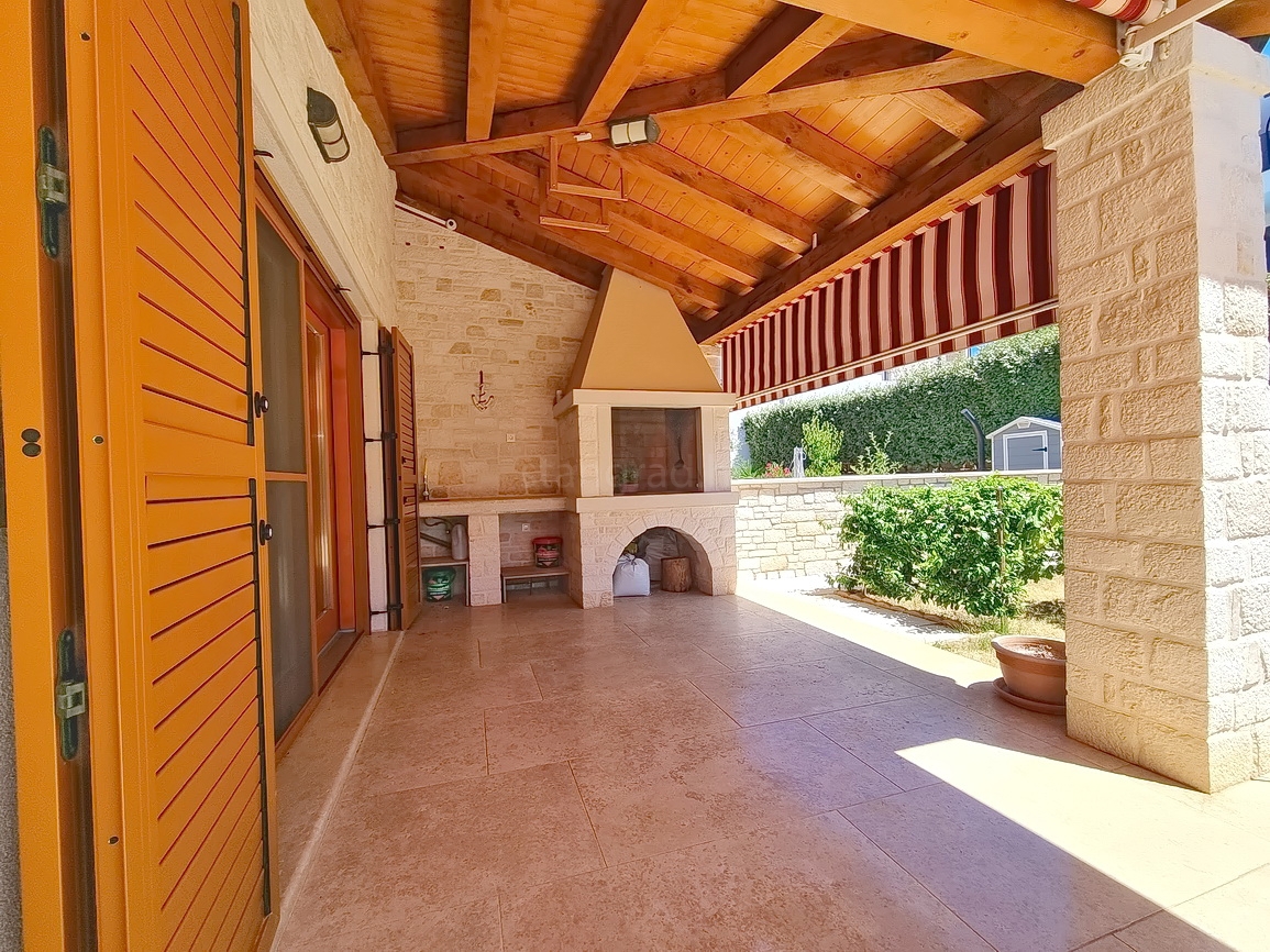 Malinska, casa bifamiliare arredata con giardino paesaggistico