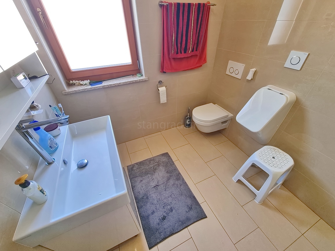 Malinska, casa bifamiliare arredata con giardino paesaggistico