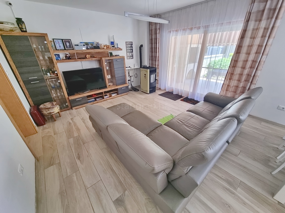 Malinska, casa bifamiliare arredata con giardino paesaggistico