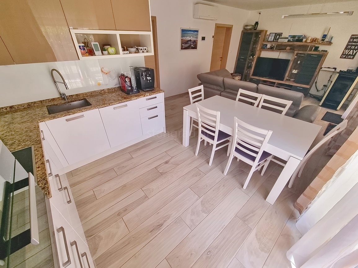 Malinska, casa bifamiliare arredata con giardino paesaggistico