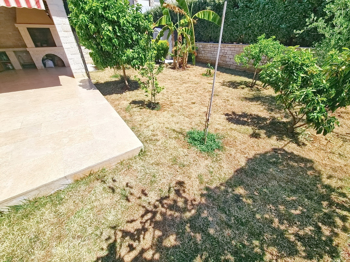 Malinska, casa bifamiliare arredata con giardino paesaggistico