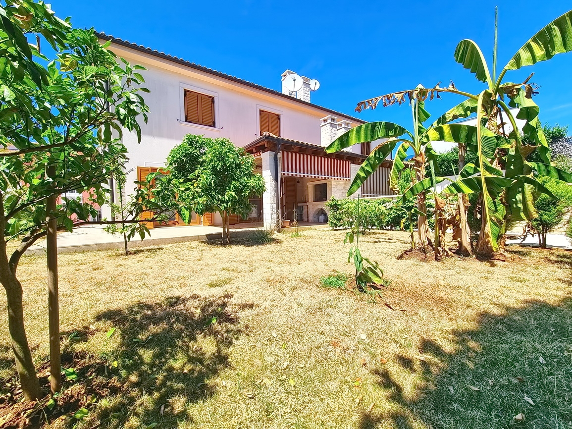 Malinska, casa bifamiliare arredata con giardino paesaggistico
