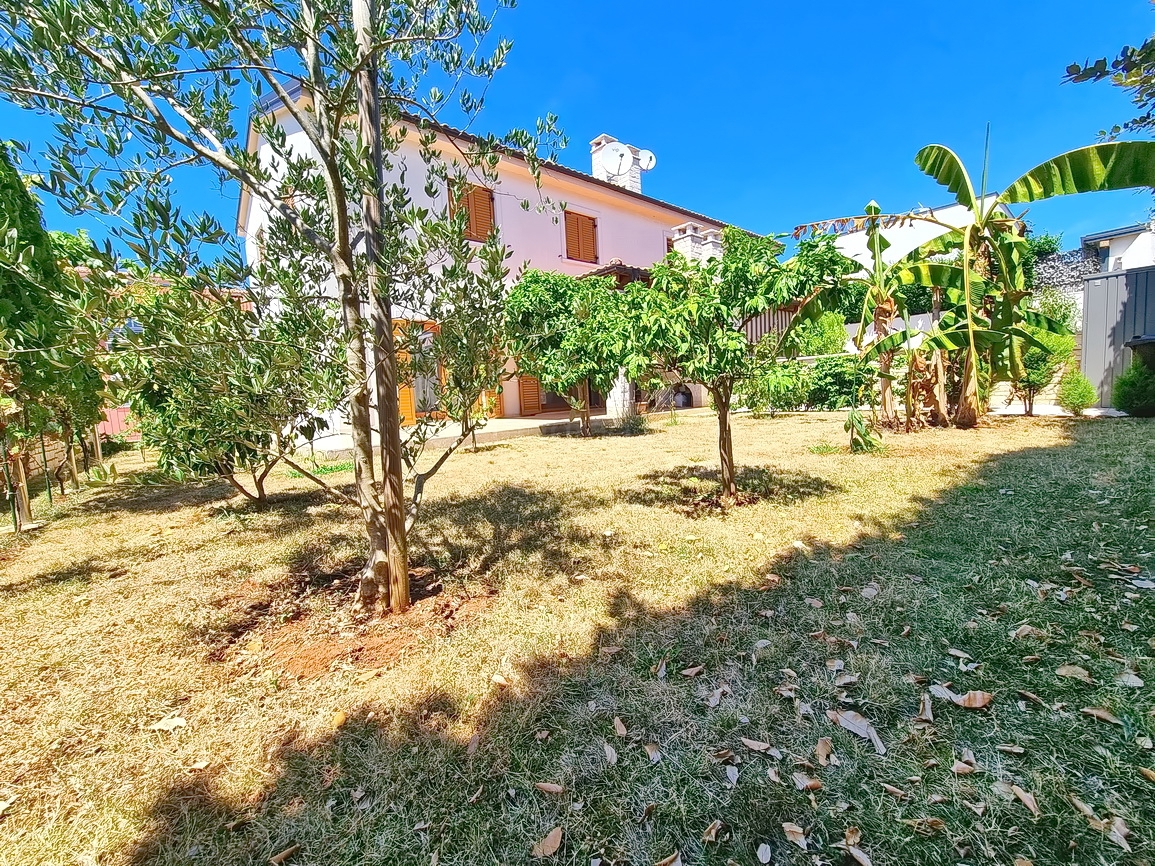 Malinska, casa bifamiliare arredata con giardino paesaggistico