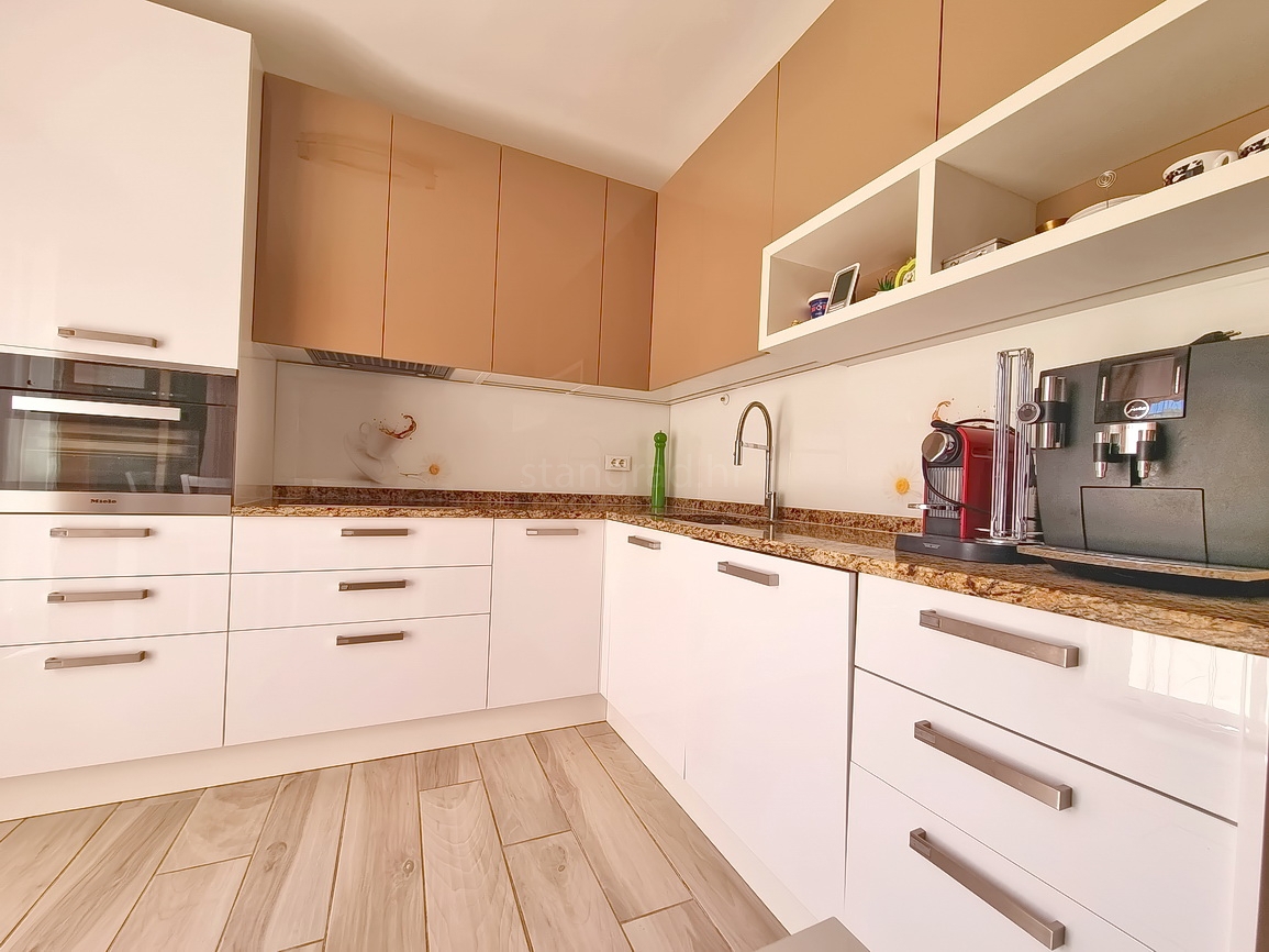 Malinska, casa bifamiliare arredata con giardino paesaggistico