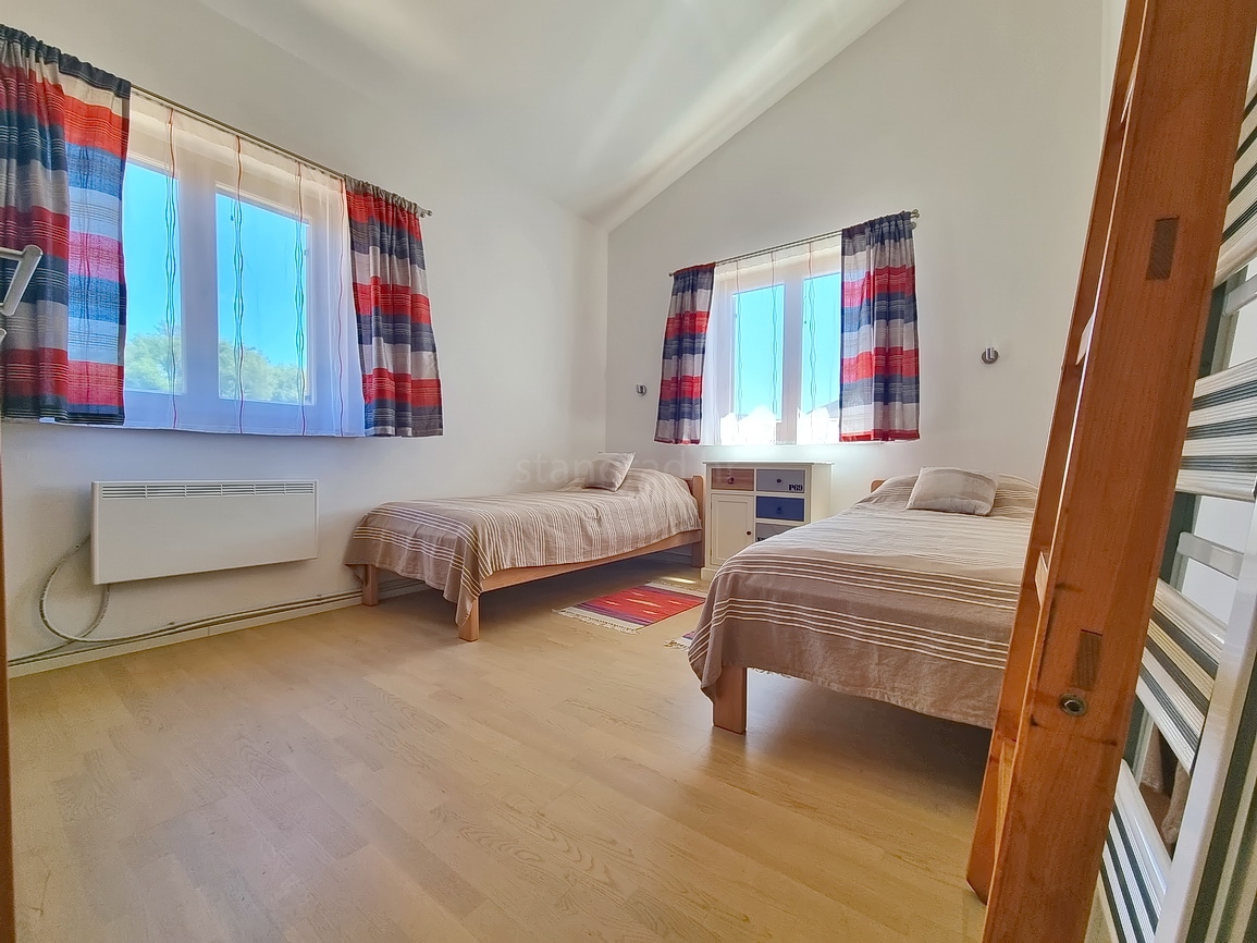 Malinska, casa bifamiliare arredata con giardino paesaggistico