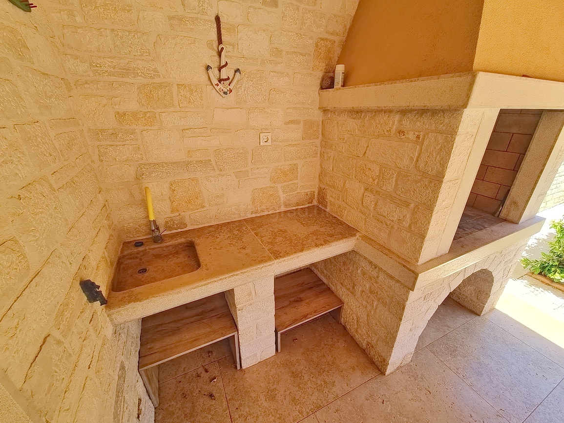 Malinska, casa bifamiliare arredata con giardino paesaggistico