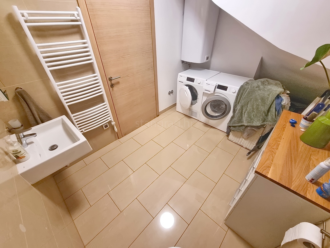 Malinska, casa bifamiliare arredata con giardino paesaggistico