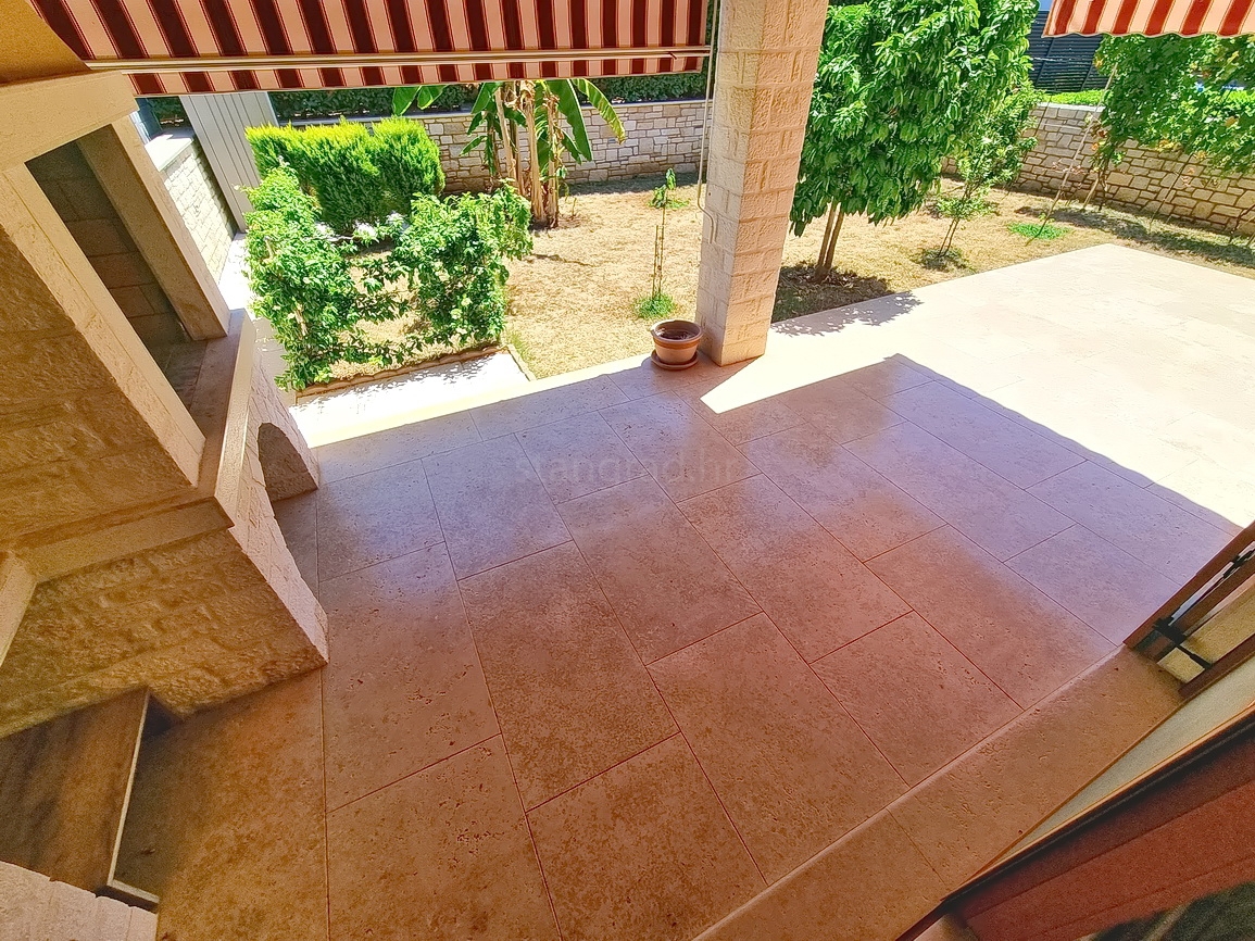 Malinska, casa bifamiliare arredata con giardino paesaggistico