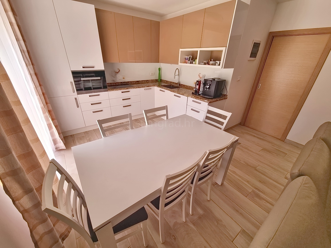 Malinska, casa bifamiliare arredata con giardino paesaggistico