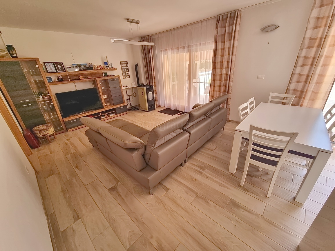 Malinska, casa bifamiliare arredata con giardino paesaggistico