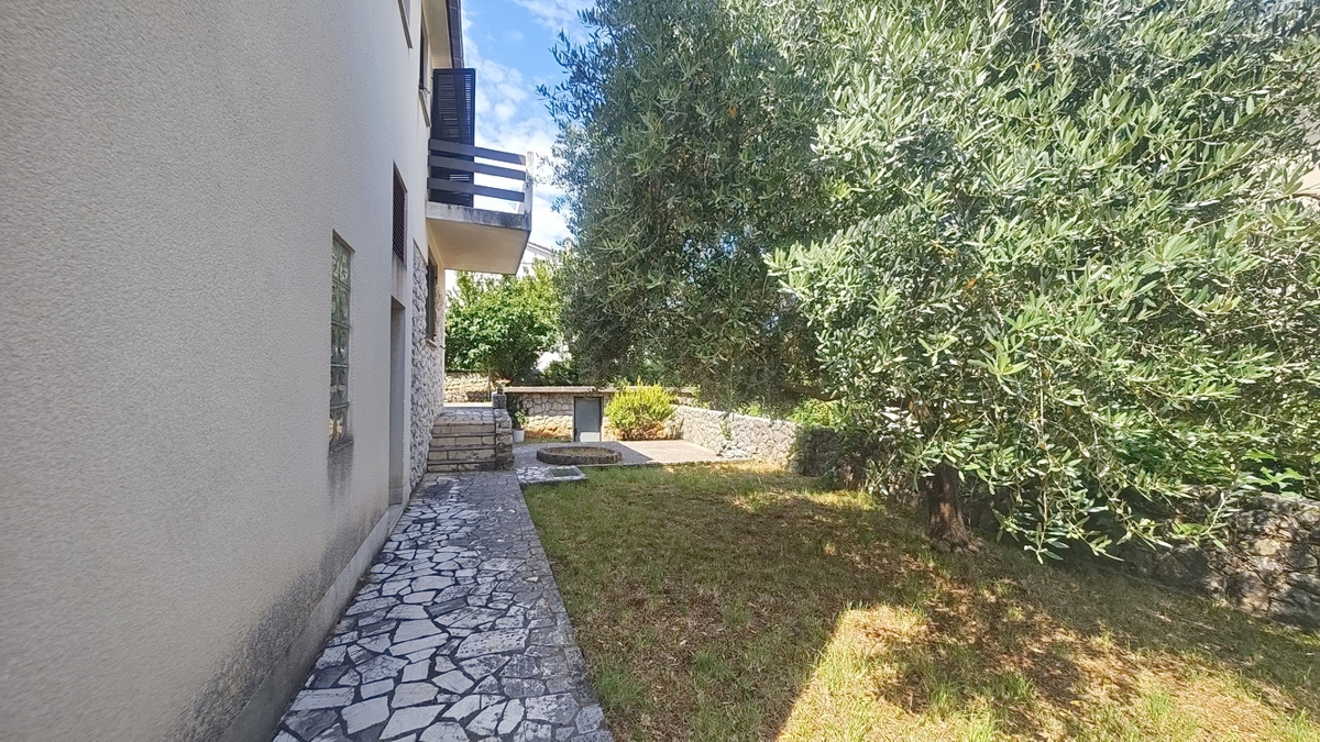 Malinska, casa indipendente con ampio giardino vicino al mare!