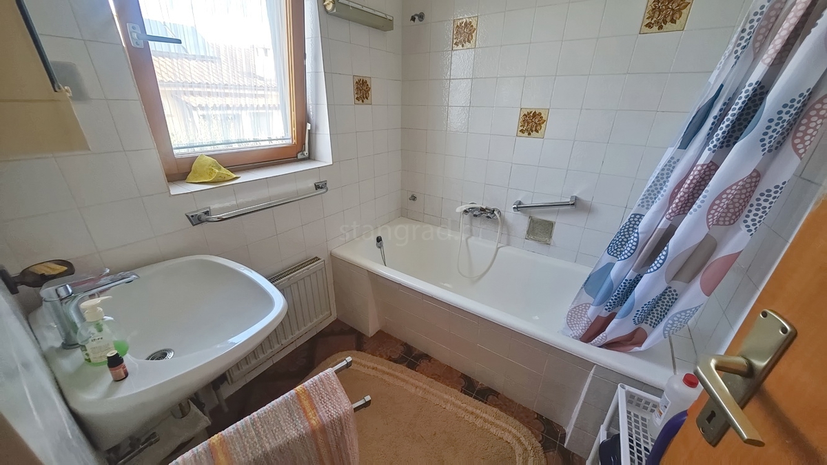 Malinska, casa indipendente con ampio giardino vicino al mare!