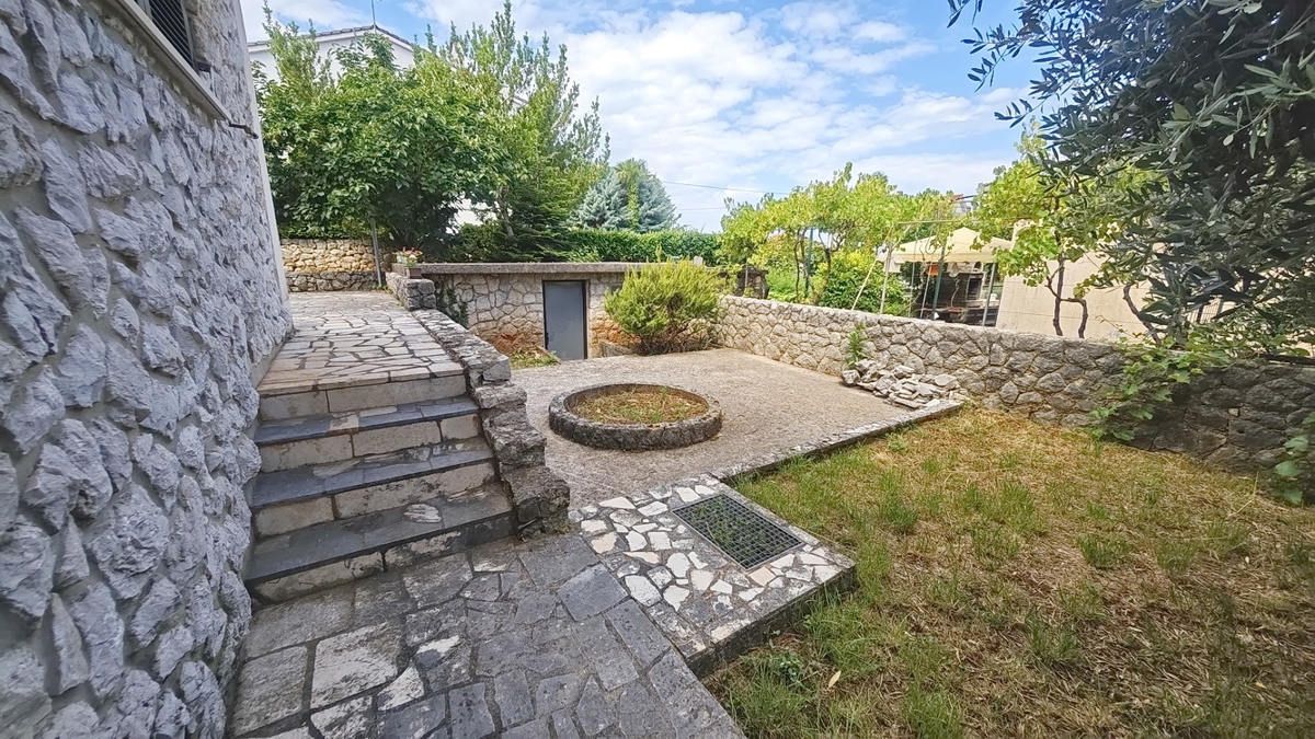 Malinska, casa indipendente con ampio giardino vicino al mare!