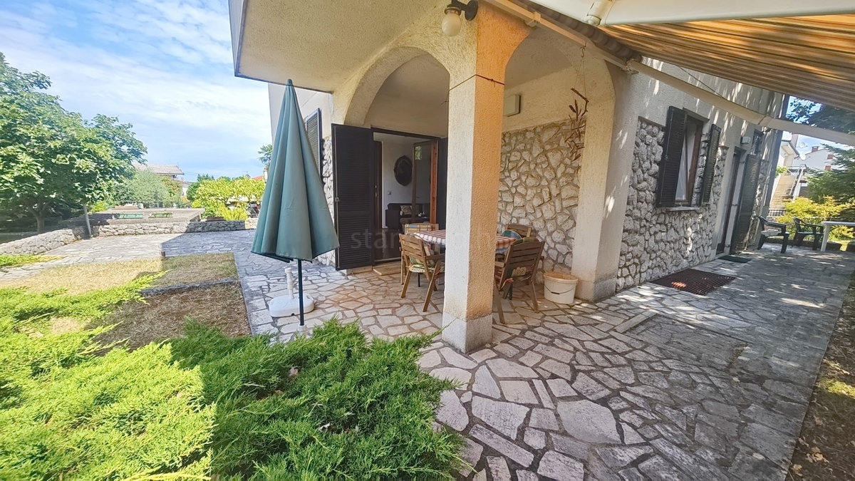 Malinska, casa indipendente con ampio giardino vicino al mare!