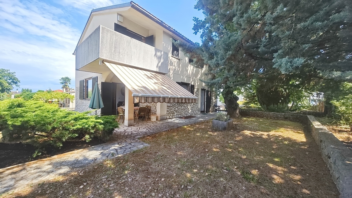 Malinska, casa indipendente con ampio giardino vicino al mare!