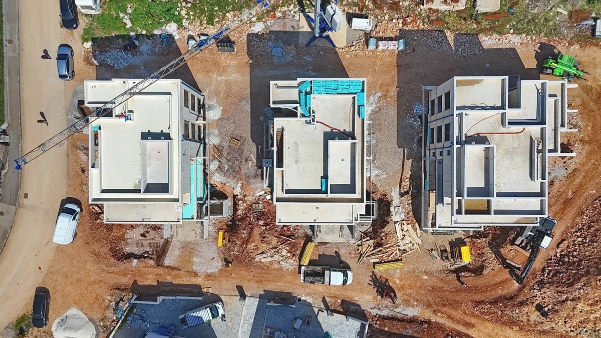 Njivice, appartamento con tre camere da letto in un nuovo edificio al 2° piano vicino al mare!