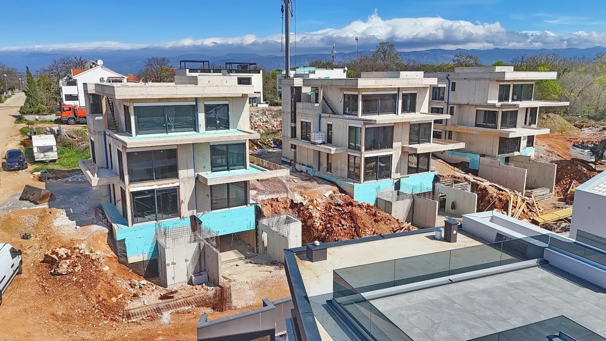 Njivice, appartamento con tre camere da letto in un nuovo edificio al 2° piano vicino al mare!