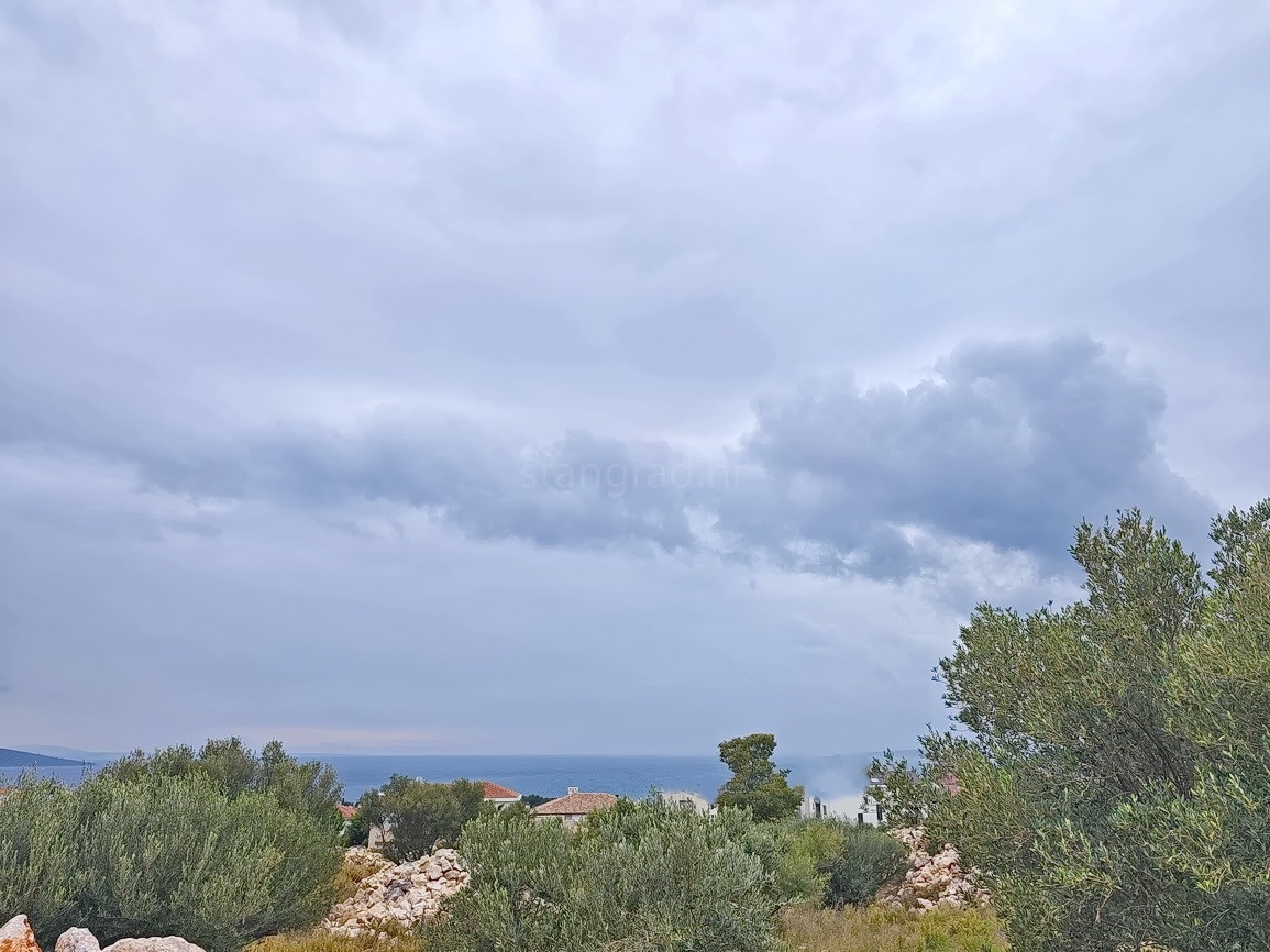 Krk, terreno edificabile in una posizione attraente con vista sul mare!