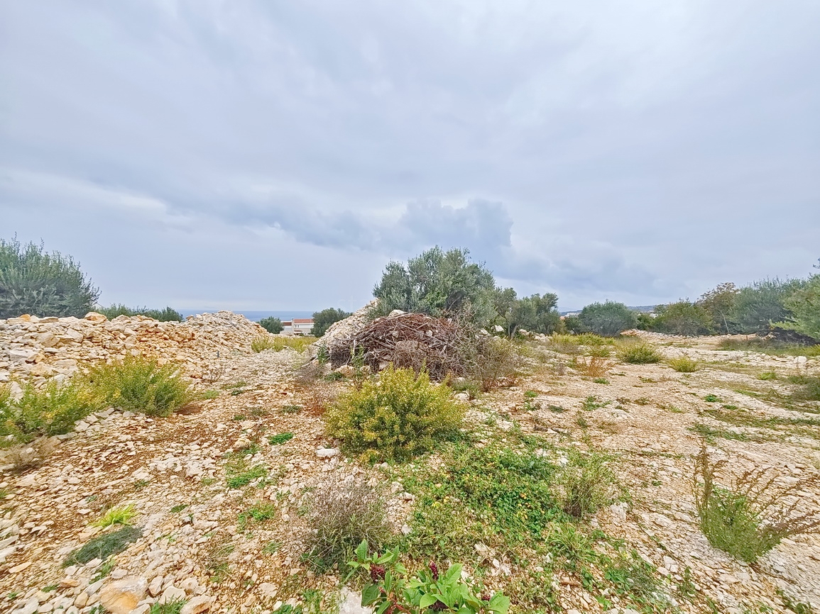 Krk, terreno edificabile in una posizione attraente con vista sul mare!
