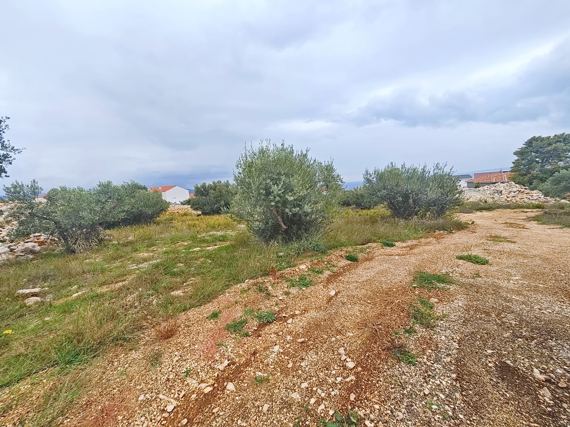 Krk, terreno edificabile in una posizione attraente con vista sul mare!